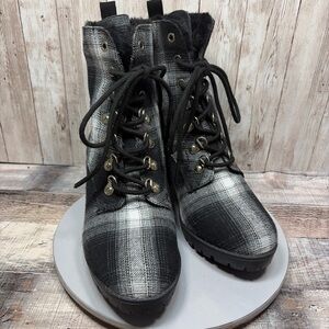 Comfort Women’s Black &White Plaid Heeled Ankle Boots Size 10 W